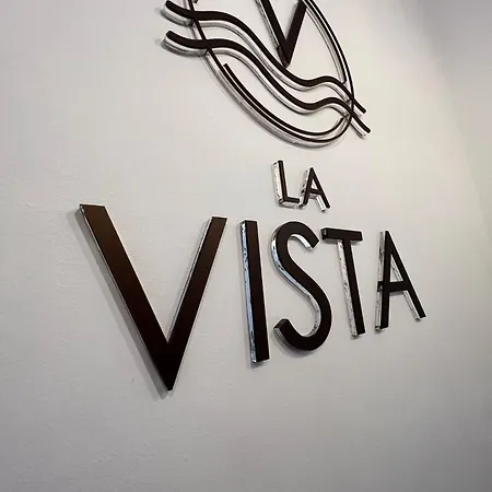 לינה וארוחת בוקר La Vista 4*